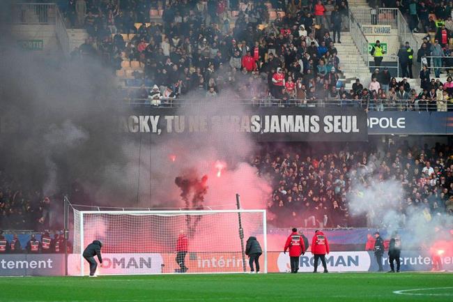 Bạo loạn trên khán đài, trận đấu ở Ligue 1 bị hủy bỏ 1