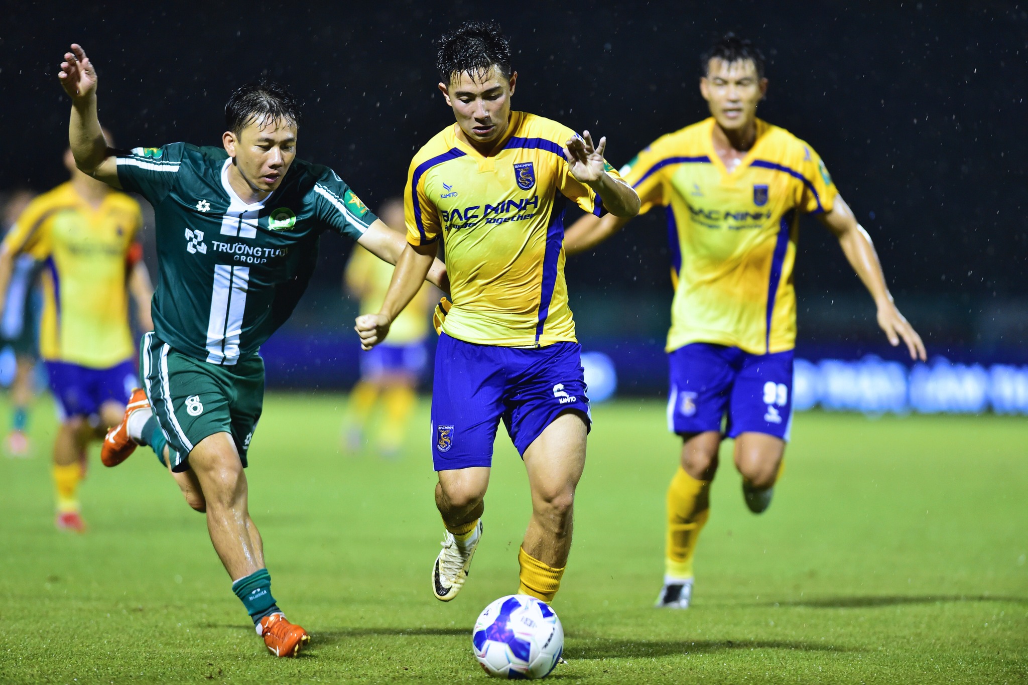 HLV Nguyễn Việt Thắng hết bài, Đồng Nai hòa thất vọng 1